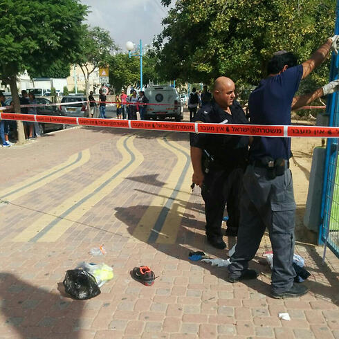 Scene of stabbing attack in Dimona (Photo: Police spokesperson) (צילום: חטיבת דובר המשטרה) Scene of stabbing attack in Dimona (Photo: Police spokesperson)
