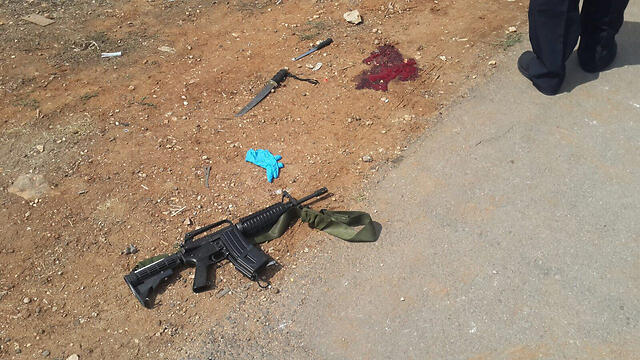 The knives concealedby the attacker in Kiryat Arab next to the weapon he attempted to steal. (Photo: Police Spokesperson)