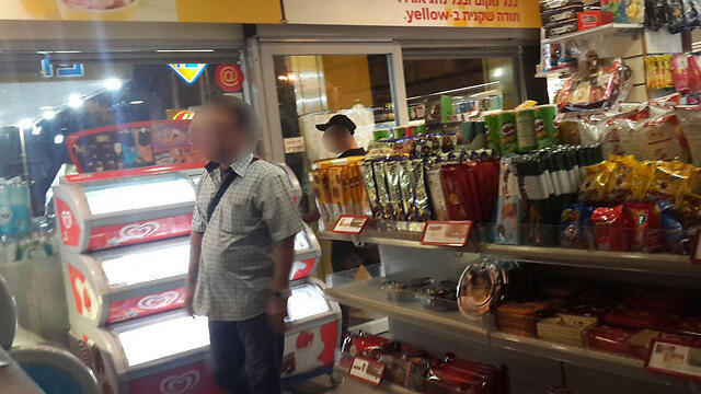 Locking up the convenience store. (Photo: Roi Yanovsky) (צילום: רועי ינובסקי) Locking up the convenience store. (Photo: Roi Yanovsky)