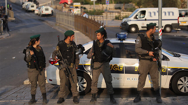 Border Police at site of attack on Saturday morning (Photo: Gil Yohanan) (צילום: גיל יוחנן) Border Police at site of attack on Saturday morning (Photo: Gil Yohanan)
