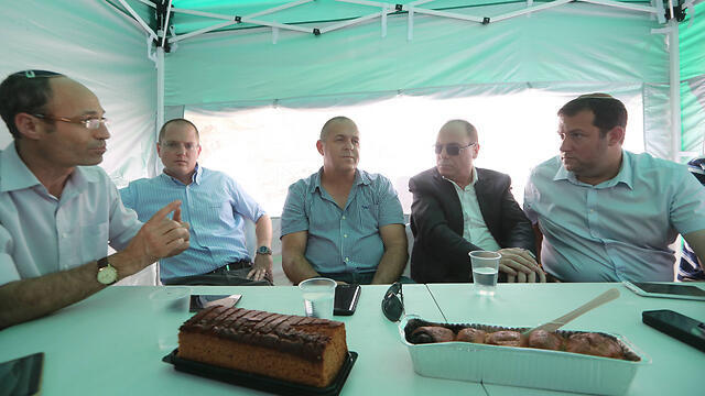 Protest tent set up in front of Prime Minister Benjamin Netanyahu's house (Photo: Gil Yohanan) (צילום: גיל יוחנן) Protest tent set up in front of Prime Minister Benjamin Netanyahu's house (Photo: Gil Yohanan)