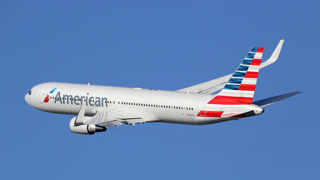 Самолет авиакомпании American Airlines