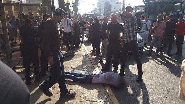 The netralized terrorist at the scene of the first Ra'anana attack (Photo: Barak Ben-Dror) (צילום: ברק בן דרור) The netralized terrorist at the scene of the first Ra'anana attack (Photo: Barak Ben-Dror)