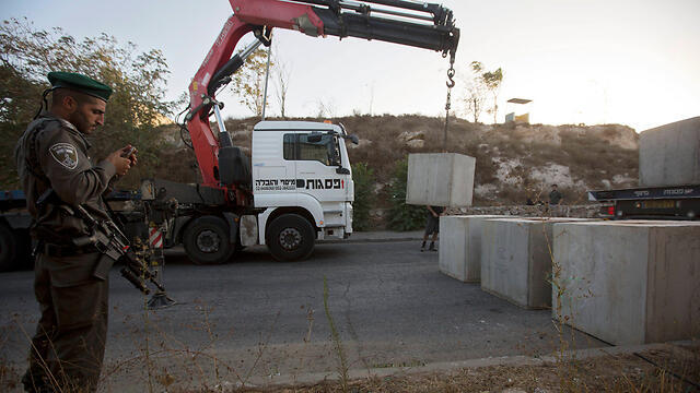 Construction of a concrete wall between Jerusalem neighborhoods of Armon Hanatziv and Jabal Mukaber. (Photo: AP) (צילום: AP) Construction of a concrete wall between Jerusalem neighborhoods of Armon Hanatziv and Jabal Mukaber. (Photo: AP)