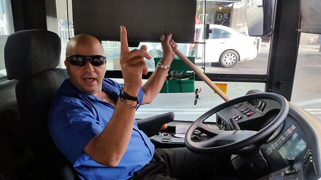 Bus 1 driver is not taking any chances (Photo: Eli Mendelbaum) (צילום: אלי מנדלבאום) Bus 1 driver is not taking any chances (Photo: Eli Mendelbaum)