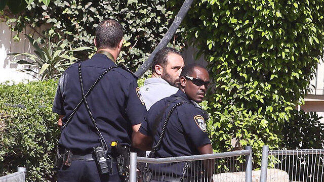 Police detaining a suspect (Photo: Motti Kimchi) (צילום: מוטי קמחי) Police detaining a suspect (Photo: Motti Kimchi)