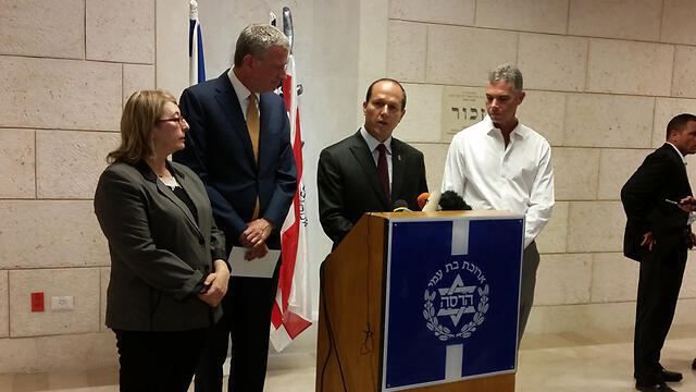 Jerusalem Mayor Nir Barkat with New York Mayor Bill de Blasio. (Photo: Eli Mendelbaum)