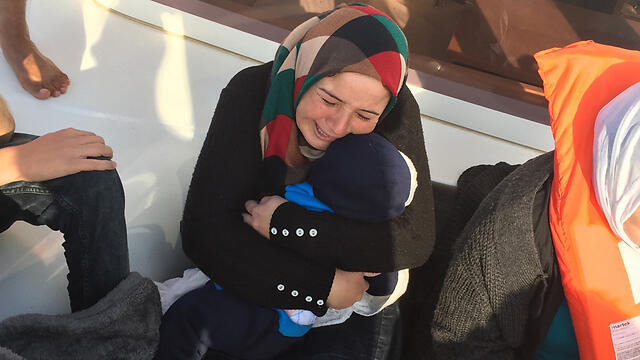 Syrian refugee on yacht holding her dead baby (Photo: Gal Baruch) (צילום: גל ברוך) Syrian refugee on yacht holding her dead baby (Photo: Gal Baruch)