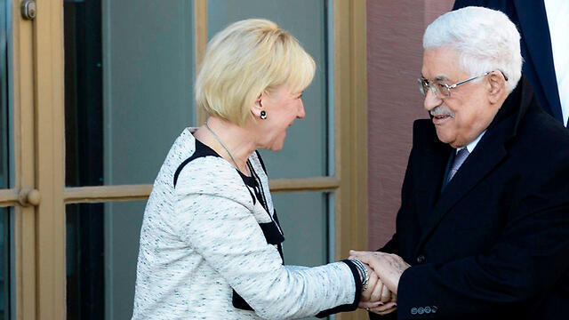 Swedish Foreign Minister Margot Wallstrom with Palestinian President Mahmoud Abbas. (Photo: Reuters) (צילום: רויטרס) Swedish Foreign Minister Margot Wallstrom with Palestinian President Mahmoud Abbas. (Photo: Reuters)