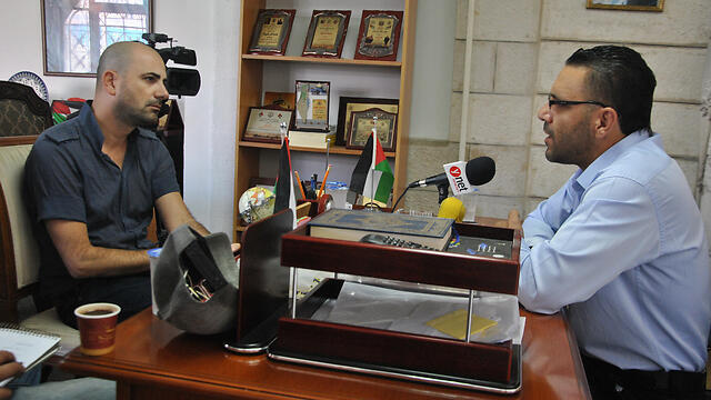 Ynet reporter interviews Gaith (Photo: Ofer Meir) (צילום: עפר מאיר) Ynet reporter interviews Gaith (Photo: Ofer Meir)