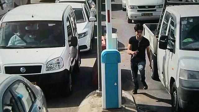 Palestinian youth running with knife at a checkpoint in Jenin (Photo: Border Authority) (צילום: רשות המעברים במשרד הביטחון) Palestinian youth running with knife at a checkpoint in Jenin (Photo: Border Authority)