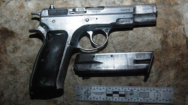Gun found in the terrorist's possession (Photo: Police Spokesman) (צילום: חטיבת דובר המשטרה) Gun found in the terrorist's possession (Photo: Police Spokesman)