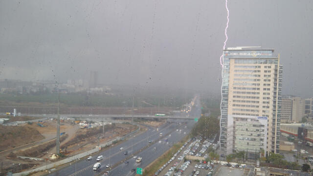 Rains in Petah Tikvah (Photo: Udi Levin)