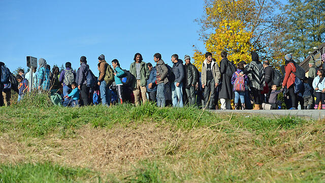 Refugees crossing over into Germany. (Photo: AP) (צילום: AP) Refugees crossing over into Germany. (Photo: AP)