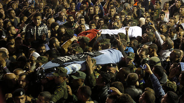 Bodies of terrorists returned last week. It's a short way from the funeral to the knife (Photo: EPA) (צילום: EPA) Bodies of terrorists returned last week. It's a short way from the funeral to the knife (Photo: EPA)