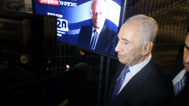 Peres at memoria commemorating the 20th anniversary of the assassination of late prime minister Yitzhak Rabin (Photo: Moti Kimchi)
