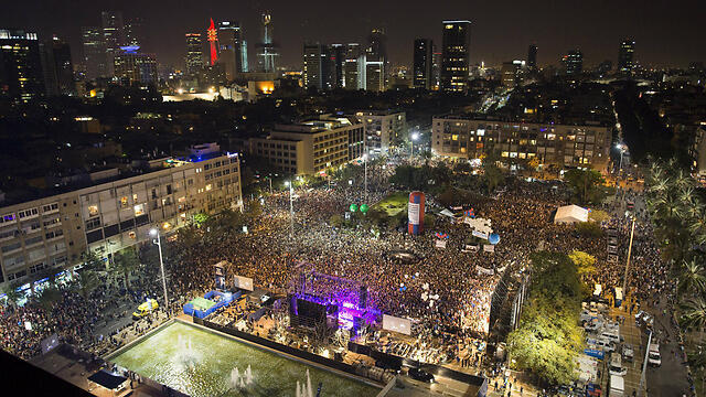 Rabin Sq. during the 2015, 20-year memorial of Rabin's assasination (Photo: Reuters)