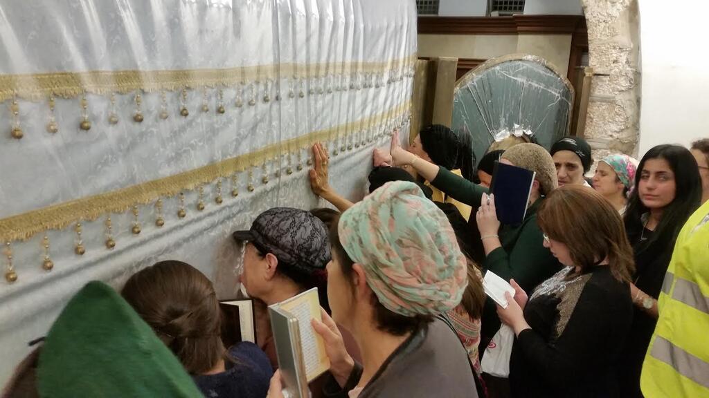 Women praying at Rachel's Tomb