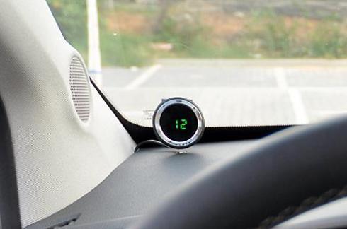 Прибор Mobileye у лобового стекла автомобиля. Фото: Рои Цукерман