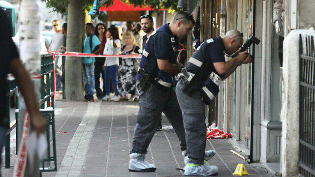 Investigators photograph the scene in Rishon LeZion (Photo: Avi Moalem) (צילום: אבי מועלם) Investigators photograph the scene in Rishon LeZion (Photo: Avi Moalem)