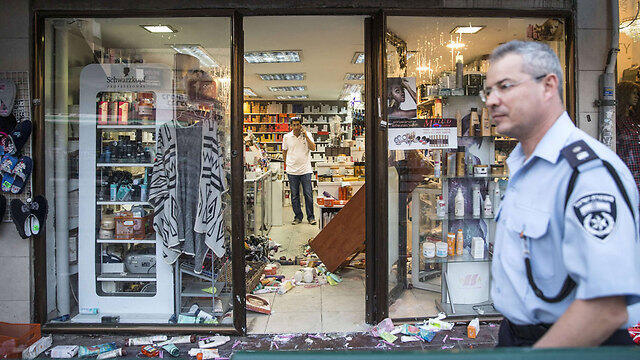 The store in Rishon LeZion in which the terrorist was held by civilians (Photo: AFP) (צילום: AFP) The store in Rishon LeZion in which the terrorist was held by civilians (Photo: AFP)