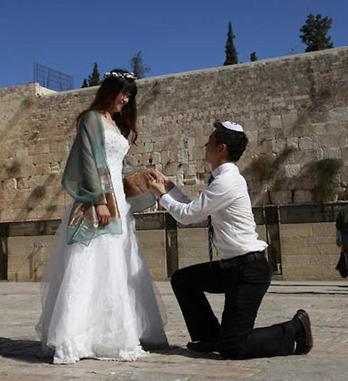 Peng, Proposing at the Western Wall. (Photo: Dror Sithakol)