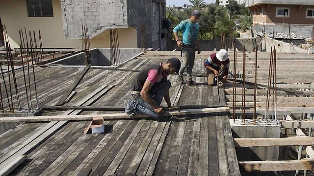 Palestinians work on rebuilding the house (Photo: Associated Press)