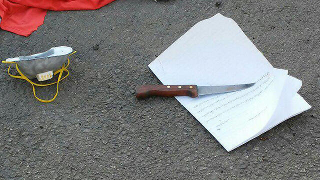 The knife and suicide letter found at the scene of the attempted attack. (Photo: Border Control)