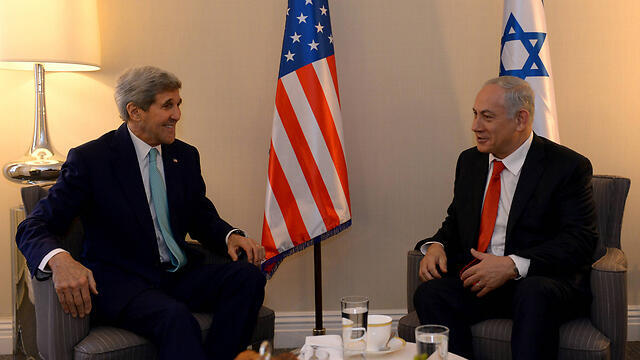 Kerry with Prime Minister Benjamin Netanyahu in Washington. (Photo: Haim Tzach, GPO) (צילום: חיים צח, לע"מ) Kerry with Prime Minister Benjamin Netanyahu in Washington. (Photo: Haim Tzach, GPO)