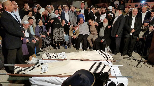 Rabbi Litman and his son Netanel laid to rest (Photo: Eli Mendelbaum) (צילום: אלי מנדלבאום) Rabbi Litman and his son Netanel laid to rest (Photo: Eli Mendelbaum)