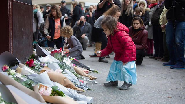 Mourners leave flowers outside Le Carillon restaurant, one of the scenes of Friday's terrorist attacks in Paris. (Photo: MCT)