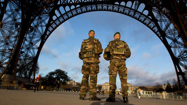 France on alert:Troops guard the Eiffel Tower