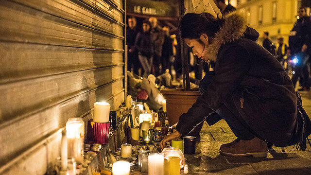 Mourning outside the Bataclan, following the attacks. (Photo: MCT) (צילום: MCT) Mourning outside the Bataclan, following the attacks. (Photo: MCT)