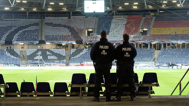 The evacuated stadium in Hanover, Germany. (Photo: EPA) (צילום: EPA) The evacuated stadium in Hanover, Germany. (Photo: EPA)