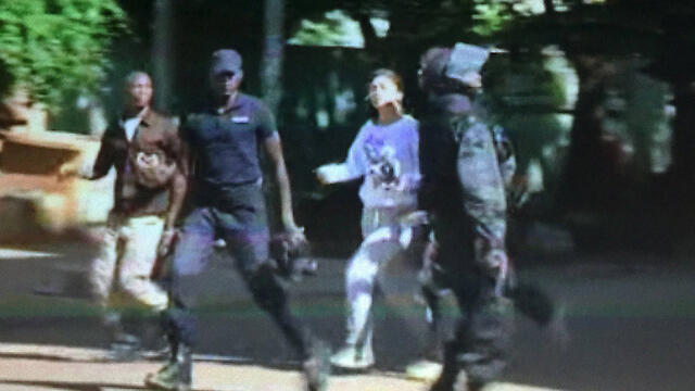 Malian troops help hostages escape (Photo: Reuters)