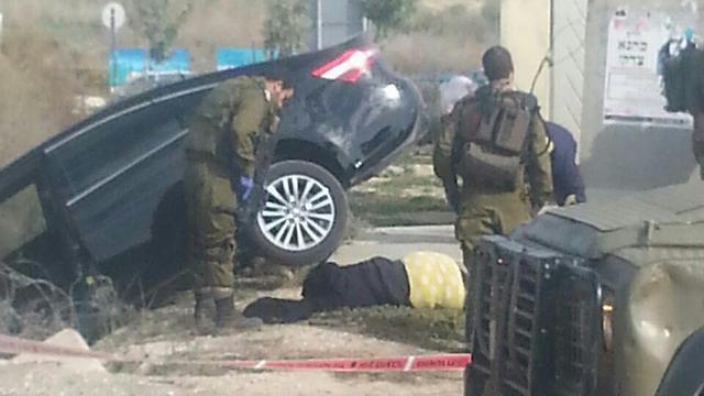 Gershon Mesika's car after running over the terrorist (Photo: Moshe Shimon) (צילום: משה שמעון) Gershon Mesika's car after running over the terrorist (Photo: Moshe Shimon)