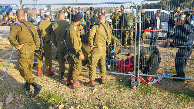 Scene of the attack at Gush Etzion junction where Israeli teenage girl seriously wounded (Photo: Gush Etzion Firefighters) (צילום: לוחמי אש גוש עציון) Scene of the attack at Gush Etzion junction where Israeli teenage girl seriously wounded (Photo: Gush Etzion Firefighters)