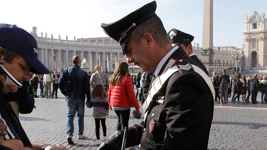 Полицейский в Италии (Фото: AP) Полицейский в Италии