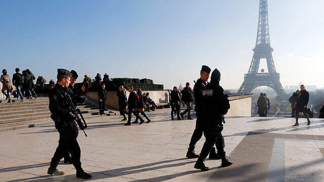 Police secure area surrounding Eiffel Tower (Photo: AP)