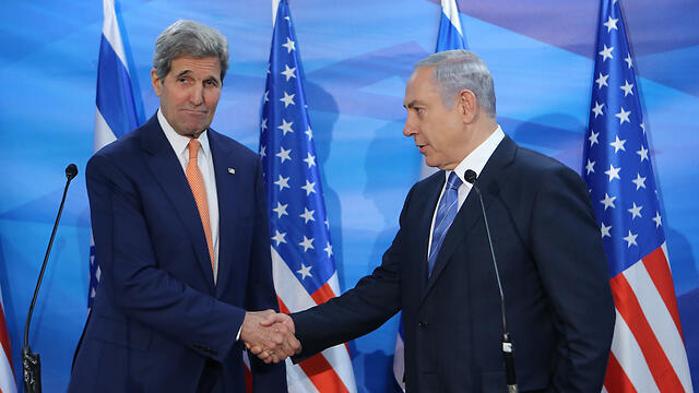 Kerry and Netanyahu before the metting (Photo: Alex Kolomowiski)