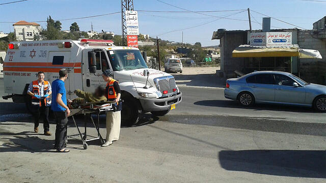 The scene of the attack at the entrance to Beit Ummar (Photo: United Hatzalah) (צילום: הצלה יוש) The scene of the attack at the entrance to Beit Ummar (Photo: United Hatzalah)