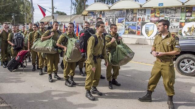 Recruits at the military's entrance and processing station. (צילום: עידו ארז) Recruits at the military's entrance and processing station.