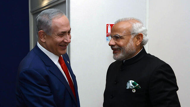 Prime Minister Netanyahu meets with Modi in Paris (Photo: Amos Ben-Gershom, GPO)