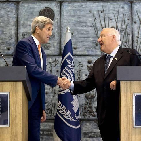US Secretary of State John Kerry shakes hands with Israeli President Reuven Rivlin after they each spoke briefly to members of the media at the President's Residence in Jerusalem, November 24, 2015. (Photo: Reuters) (Reuters) US Secretary of State John Kerry shakes hands with Israeli President Reuven Rivlin after they each spoke briefly to members of the media at the President's Residence in Jerusalem, November 24, 2015. (Photo: Reuters)