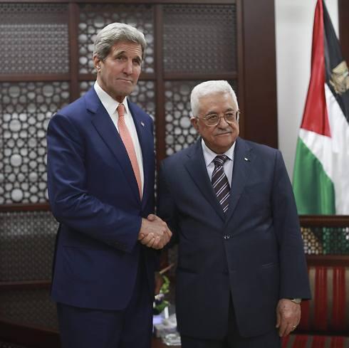 US Secretary of State John Kerry shake hands with Palestinian president Mahmoud Abbas upon his arrival to the West Bank city of Ramallah, 24 November 2015. (European Press Agency) US Secretary of State John Kerry shake hands with Palestinian president Mahmoud Abbas upon his arrival to the West Bank city of Ramallah, 24 November 2015.