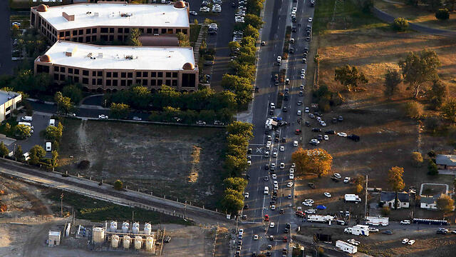 The scene of the massacre in San Bernardino (Photo: Reuters) (צילום: רויטרס) The scene of the massacre in San Bernardino (Photo: Reuters)