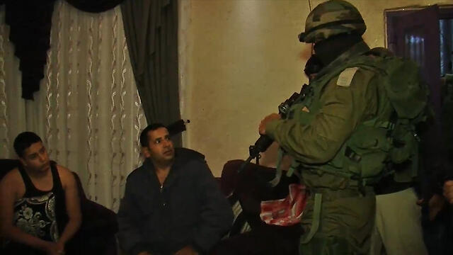 IDF forces conversing with a family in Beit Ummar (Photo: Ron Ben-Yishai) (צילום: רון בן ישי) IDF forces conversing with a family in Beit Ummar (Photo: Ron Ben-Yishai)