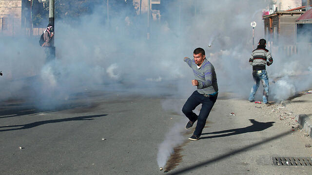 Clashes between Palestinians and the IDF in Bethlehem (Photo: Reuters) (צילום: רויטרס) Clashes between Palestinians and the IDF in Bethlehem (Photo: Reuters)