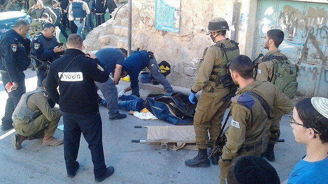 Two soldiers stabbed in Hebron in December 2015 (Photo: Elyashiv Tzviel) (צילום: אלישיב צביאל) Two soldiers stabbed in Hebron in December 2015 (Photo: Elyashiv Tzviel)