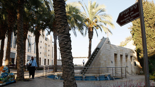 Municipality building in Safra Square, Jerusalem. (Photo: Ata Awisat)